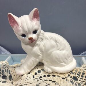 White Ceramic Cat Figurine by Enesco
Xx